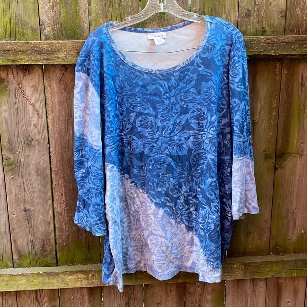 Avenue blue floral top sz. 26-28